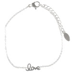 Bracelet avec le mot Love en acier argenté.
