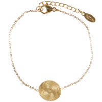 Bracelet avec pastille ronde au motif de spirale en acier doré. Fermoir mousqueton avec rallonge de 3 cm.