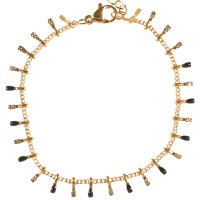 Bracelet composé d'une chaîne et pampilles en acier doré et émail de couleur noire. Fermoir mousqueton avec une rallonge de 3 cm.