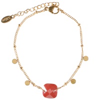 Bracelet composé d'une chaîne et pampilles rondes en acier doré et d'une pierre de forme carré de couleur rouge. Fermoir mousqueton avec une rallonge de 3 cm.