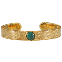 Bracelet jonc ouvert et rigide aux motifs martelés en acier 316L doré surmonté de d'une pierre de couleur verte sertie clos de forme ronde.