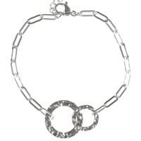 Bracelet avec deux cercles martelés entrelacés en acier argenté. Fermoir mousqueton avec 3 cm de rallonge.