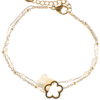 Bracelet double rangs composé d'une chaîne avec une fleur en acier doré, ainsi qu'une chaîne en acier doré avec des perles de couleur blanche et un trèfle à 4 feuilles en nacre. Fermoir mousqueton avec 3 cm de rallonge.