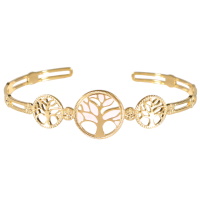 Bracelet jonc ouvert rigide avec médaillons gravés d'une étoile et trois médaillons représentant un arbre de vie en acier doré dont un pavé d'émail de couleur blanc.