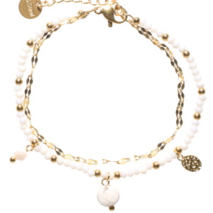 Bracelet double rangs composé d'une chaîne en acier doré, ainsi qu'une chaîne avec perles en acier doré et perles de couleur blanche et de deux pendants de cristaux blancs et une pastille ovale martelée en acier doré. Fermoir mousqueton avec 3 cm de rallonge.