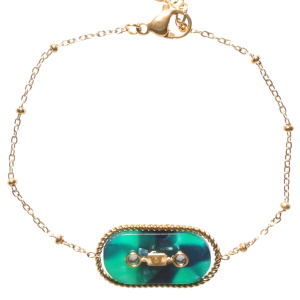 Bracelet composé d'une chaîne en acier doré et d'une pastille ovale de couleur verte surmontée de deux cristaux. Fermoir mousqueton avec 3 cm de rallonge.