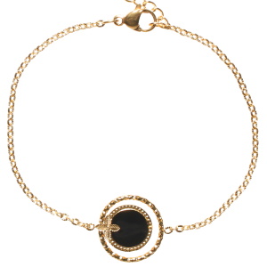 Bracelet composé d'une chaîne en acier doré, d'un cercle martelé et d'une pastille ronde avec une fleur en acier doré pavée d'émail de couleur noir. Fermoir mousqueton avec 3 cm de rallonge.