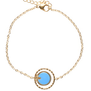 Bracelet composé d'une chaîne en acier doré, d'un cercle martelé et d'une pastille ronde avec une fleur en acier doré pavée d'émail de couleur bleue turquoise. Fermoir mousqueton avec 3 cm de rallonge.