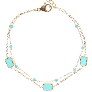 Bracelet double rangs composé d'une chaîne en acier doré avec des perles de couleur turquoise, ainsi qu'une chaîne en acier doré et des rectangles pavés d'émail de couleur turquoise. Fermoir mousqueton avec 3 cm de rallonge.