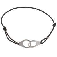 Bracelet fantaisie composé d'un cordon élastique en coton de couleur noire et d'une paire de menotte en métal argenté.