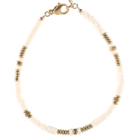 Bracelet composé de perles cylindriques en acier doré et de perles carrés en pierre de couleur blanche. Fermoir mousqueton avec 3 cm de rallonge.