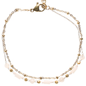 Bracelet double rangs composé d'une chaîne en acier doré et d'une chaîne en acier doré avec perles de couleur blanche. Fermoir mousqueton avec 3 cm de rallonge.