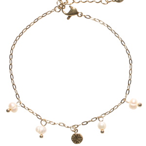 Bracelet composé d'une chaîne et d'une pastille ronde en acier doré et de perles de nacre. Fermoir mousqueton avec 3 cm de rallonge.