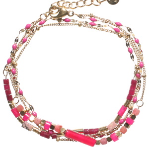 Bracelet double tours et double rangs composé d'une chaîne avec perles cubiques en acier doré et des perles de couleur rose, ainsi qu'une chaîne avec des perles cylindriques en acier doré, des perles en émail de couleur rose et des perles cylindriques de couleur rose. Fermoir mousqueton avec 3 cm de rallonge.