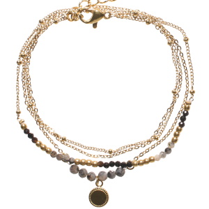 Bracelet double tours et double rangs composé d'une chaîne avec perles en acier doré et de perles de couleur grise et noire, ainsi qu'une chaîne en acier doré, de perles de couleur noire et d'une pastille ronde en acier doré. Fermoir mousqueton avec 3 cm de rallonge.
