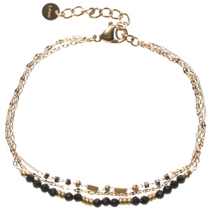 Bracelet triple rangs composé d'une chaîne en acier doré, d'une chaîne avec perles en acier doré et de perles cylindriques de couleur noire, ainsi qu'une chaîne avec perles en acier doré et de perles de couleur noire. Fermoir mousqueton avec 3 cm de rallonge.