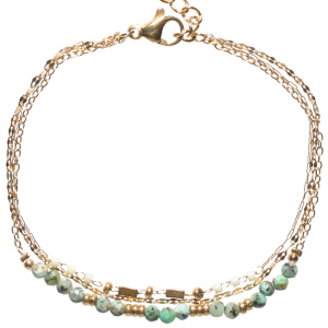 Bracelet triple rangs composé d'une chaîne en acier doré, d'une chaîne avec perles en acier doré et de perles cylindriques de couleur verte, ainsi qu'une chaîne avec perles en acier doré et de perles de couleur bleue verte. Fermoir mousqueton avec 3 cm de rallonge.