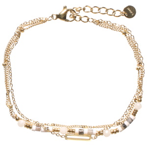 Bracelet triple rangs composé d'une chaîne en acier doré, d'une chaîne avec un rectangle en acier doré, ainsi qu'une chaîne avec perles en acier doré, de perles de couleur blanche et de perles cylindriques en caoutchouc de couleur blanche. Fermoir mousqueton avec 3 cm de rallonge.
