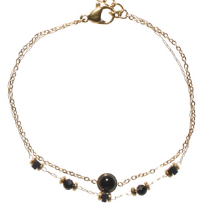 Bracelet double rangs composé d'une chaîne en acier doré avec un cabochon de couleur noir, ainsi qu'une chaîne en acier doré avec des perles de couleur noire. Fermoir mousqueton avec 3 cm de rallonge.