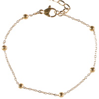Bracelet composé d'une chaîne avec perles en acier doré. Fermoir mousqueton avec 3 cm de rallonge.