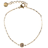 Bracelet composé d'une chaîne en acier doré et d'un cristal serti clos. Fermoir mousqueton avec 3 cm de rallonge.