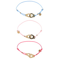 Lot de 3 bracelets composés d'un cordon élastique en coton de couleur et d'une paire de menottes en acier doré.