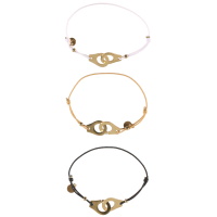 Lot de 3 bracelets composés d'un cordon élastique en coton de couleur et d'une paire de menottes en acier doré.