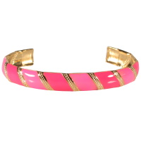 Bracelet jonc ouvert rigide en acier doré et pavé d'émail de couleur rose.