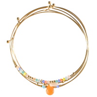 Lot de 5 bracelets jonc fil rond fin en acier doré avec des perles multicolores.