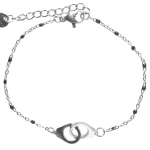 Bracelet composé d'une chaîne et d'une paire de menottes en acier argenté et de perles en émail de couleur noire. Fermoir mousqueton avec 3 cm de rallonge.