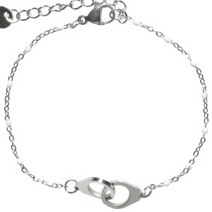 Bracelet composé d'une chaîne et d'une paire de menottes en acier argenté et de perles en émail de couleur blanc. Fermoir mousqueton avec 3 cm de rallonge.
