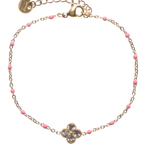 Bracelet composé d'une chaîne en acier doré, de perles en émail de couleur rose et d'un trèfle à quatre feuilles sertis de strass. Fermoir mousqueton avec 3 cm de rallonge.