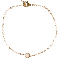 Bracelet composé d'une chaîne en acier doré avec perles en émail de couleur blanc et d'un cabochon en véritable pierre jade blanc. Fermoir mousqueton avec 3 cm de rallonge.