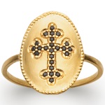 Bague ovale en plaqué or et croix en pierres synthétiques noires.