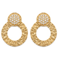 Boucles d'oreilles pendantes composées d'un cercle en plaqué or jaune 18 carats surmontée d'un pavage d'oxydes de zirconium blancs de forme ronde.