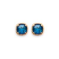 Boucles d'oreilles puces en plaqué or jaune 18 carats serties 4 griffes d'une pierre de couleur bleue.