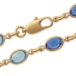 Bracelet en plaqué-or et cristal serti dans les tons bleus.