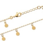 Bracelet chaîne de cheville avec pampilles rondes en plaqué or. Fermoir mousqueton avec rallonge de 2 cm.