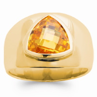 Bague large en plaqué or jaune 18 carats sertie d'une pierre de couleur jaune orangé de forme triangulaire.