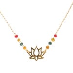 Collier avec pendentif fleur de lotus en acier doré, perles multicolores. Fermoir mousqueton en acier doré avec rallonge de 5 cm.