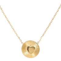 Collier avec médaillon motif cœur en acier 316L doré. Fermoir mousqueton avec rallonge de 5 cm.