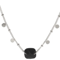 Collier composé d'une chaîne avec pampilles rondes en acier argenté et une pierre de forme carré de couleur noire. Fermoir mousqueton avec une rallonge de 5 cm.