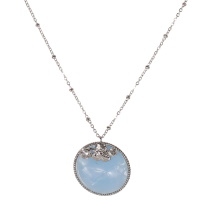 Collier composé d'une chaîne en acier argenté et d'un pendentif rond serti d'une pierre de couleur bleue surmonté d'une feuille en acier argenté et de deux cristaux sertis clos. Fermoir mousqueton avec 5 cm de rallonge.