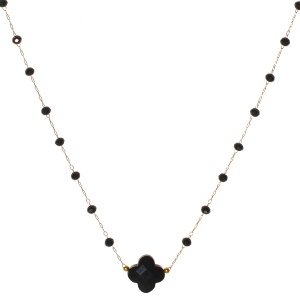 Collier composé d'une chaîne en acier doré, de perles de couleur noire et d'une pierre de couleur noire. Fermoir mousqueton avec 5 cm de rallonge.