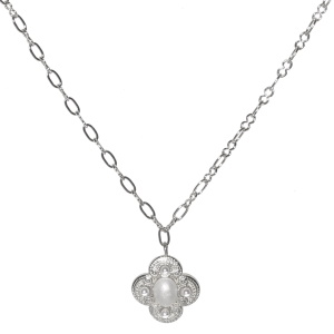 Collier composé d'une chaîne en acier argenté et d'un pendentif surmonté de quatre perles d'imitation et d'un cabochon ovale de nacre. Fermoir mousqueton avec 5 cm de rallonge.