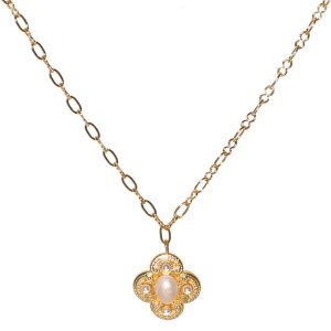 Collier composé d'une chaîne en acier doré et d'un pendentif surmonté de quatre perles d'imitation et d'un cabochon ovale de nacre. Fermoir mousqueton avec 5 cm de rallonge.
