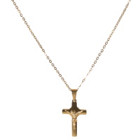 Collier composé d'une chaîne et d'un pendentif en forme de croix crucifix en acier doré.