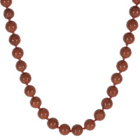 Collier composé d'un cordon de couleur rouge et de perles de couleur rouge.
