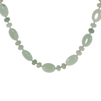 Collier composé d'un cordon de couleur rose et de perles cylindriques et ovales en pierre de couleur verte.