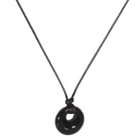 Collier composé d'un cordon en coton ciré de couleur noir et d'un pendentif rond en pierre de couleur noire. Fermoir mousqueton en métal argenté avec 5 cm de rallonge.